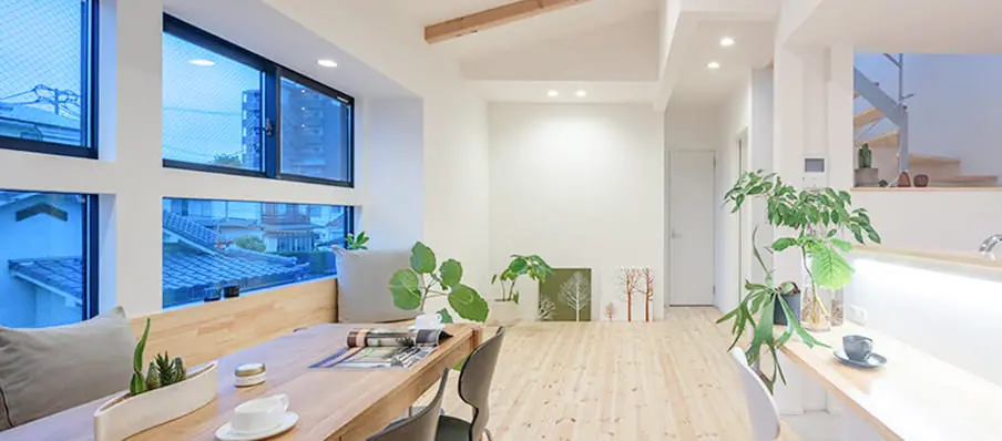 木の温もりを感じるナチュラルテイストの明るいリビング・ダイニング空間