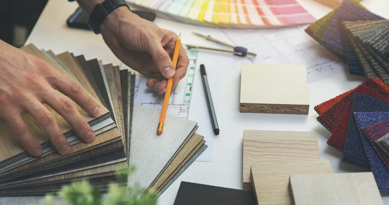 木材やカーペットのサンプルを広げて色や素材を選定している様子