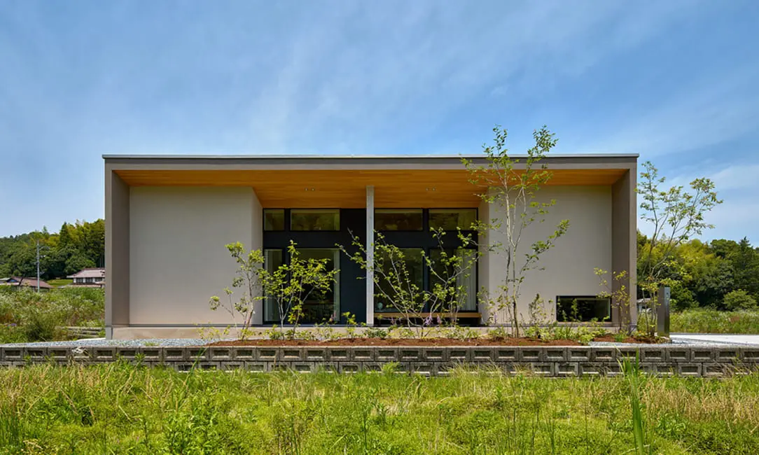自然豊かな環境に建つ、軒の深いシンプルな平屋住宅