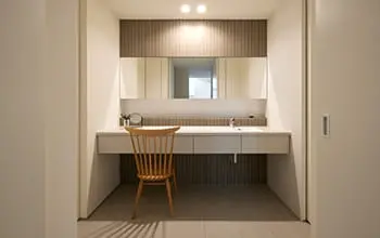 白を基調としたミニマルな洗面カウンターと鏡のある空間