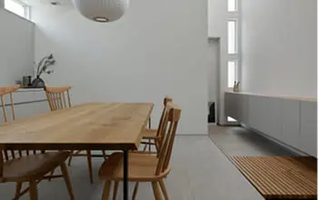 無垢材のダイニングテーブルと木製チェアが並ぶ、明るく静かな食卓空間