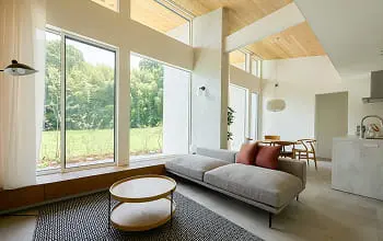 大きな窓から自然光が差し込む明るく開放的なリビング