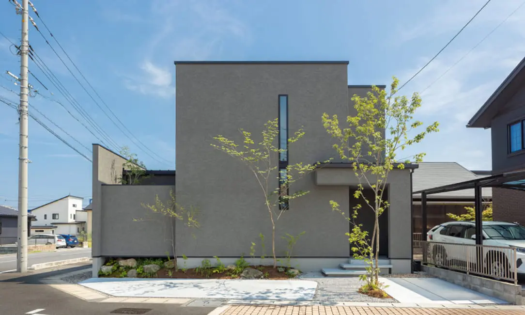 3階建てのスリムな現代的住宅の外観