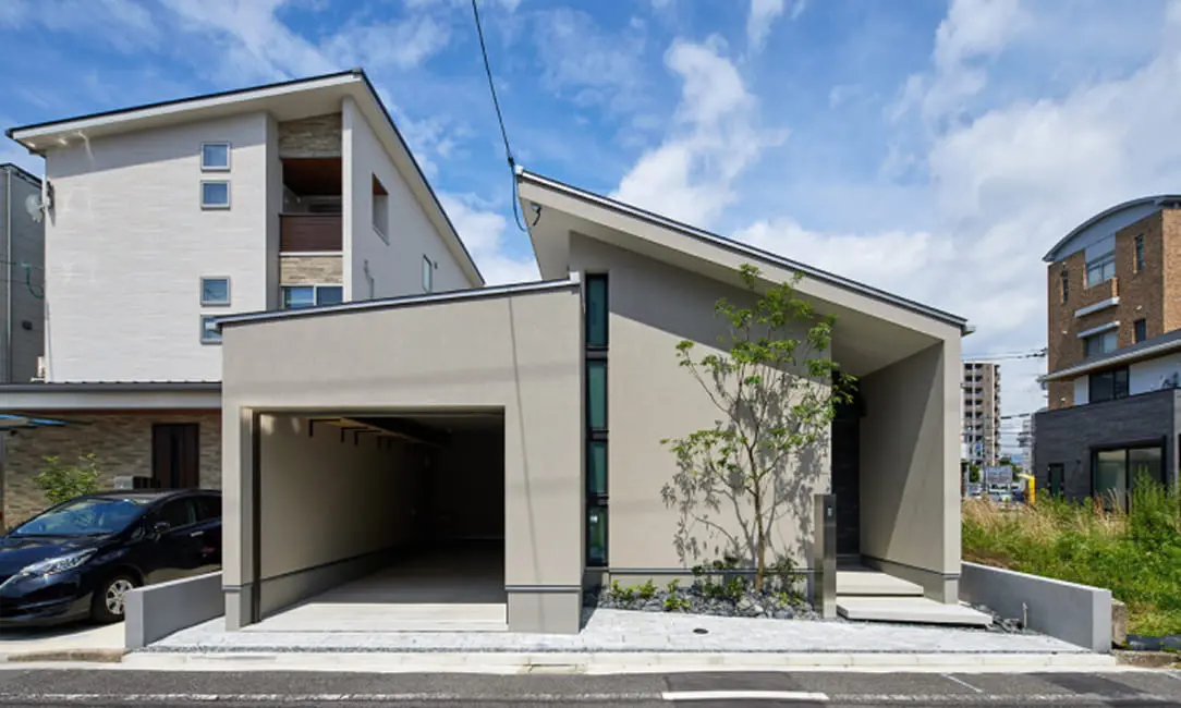 前面道路に面した片流れ屋根のモダンな住宅外観
