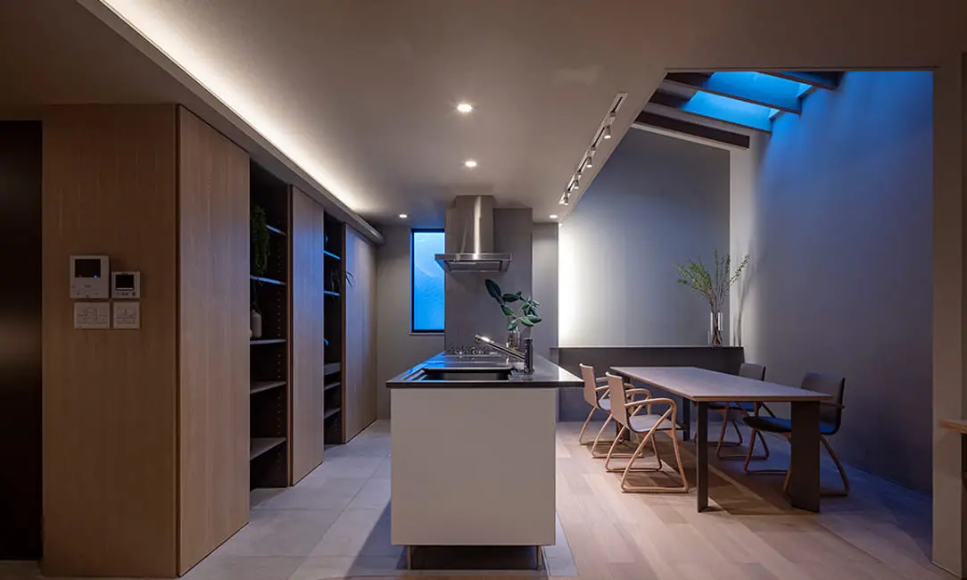 シンプルな外観が特徴の現代的な二階建て住宅