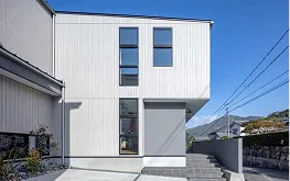 ミニマルな鉄骨階段とガラス手すりがあるモダンな室内