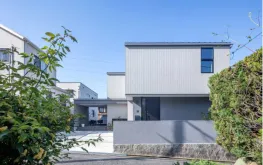 天窓から自然光が差し込む明るいダイニングキッチン