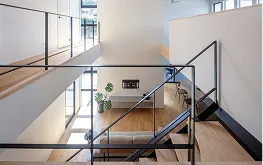 木目の収納と鏡面の洗面台が一体となったスタイリッシュな水回り