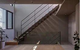 縦長の窓が並ぶ、スタイリッシュで直線的な外観の住宅正面