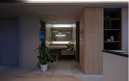 吹き抜け空間を上から見下ろした開放的なリビングの内観