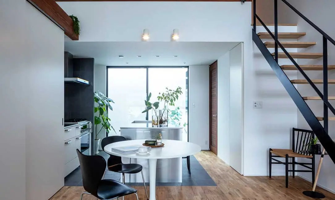 3階建てのスリムな現代的住宅の外観