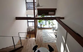 吹き抜けの高天井が印象的な明るいリビング