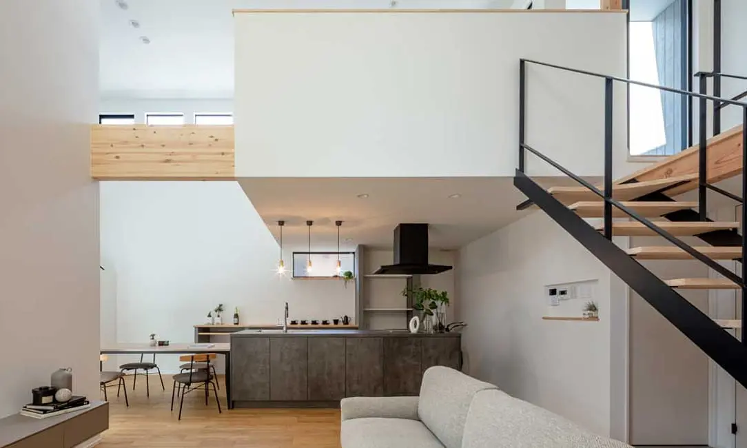 グレーのシンプルなファサードが印象的な3階建て住宅