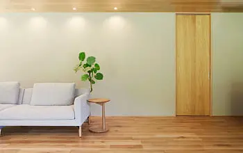 畳敷きの部屋に大きな窓から外の自然が望める和室。木の天井とガラス戸が調和し、子どもたちが遊ぶ穏やかな空間。