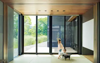 大きな窓から自然光が差し込む和室。畳敷きの部屋で子どもたちが遊ぶ、落ち着きと遊び心が共存する空間。