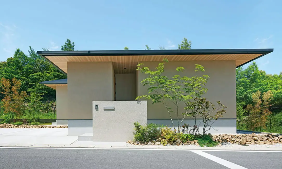 前面道路に面した片流れ屋根のモダンな住宅外観
